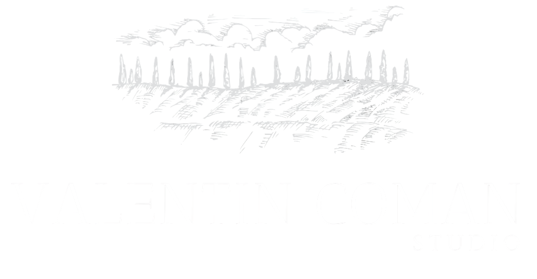 Logo Valentin Coman versione chiara, fotografia matrimoniale in Toscana.